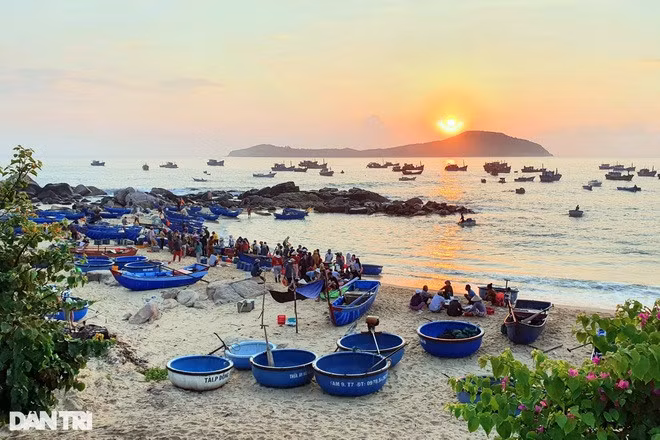 Dậy từ sáng sớm, du khách có thể ngắm mặt trời mọc tuyệt đẹp ở làng chài An Hải.