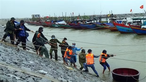 Bao so 8 di vao vung bien ven bo tu Nam Dinh-Ha Tinh va suy yeu hinh anh 1