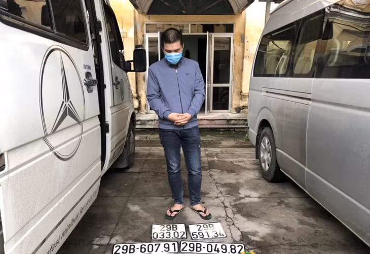 Tài xế Hoàng Tuấn Hiệp và những chiếc BKS giả được cất giấu trên xe ô tô