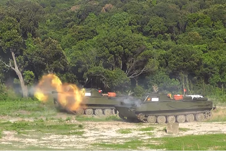 Xe tăng PT-76 của Lữ đoàn thực binh bắn đạn thật trong diễn tập.