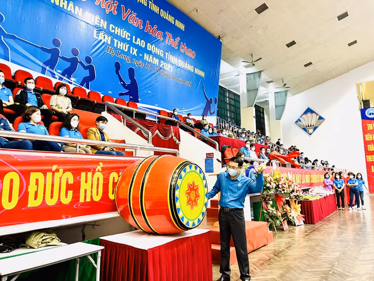 Chủ tịch LĐLĐ tỉnh Tô Xuân Thao đánh trống khai mạc Ngày hội văn hóa thể thao CNVCLĐ tỉnh Quảng Ninh lần thứ IX.