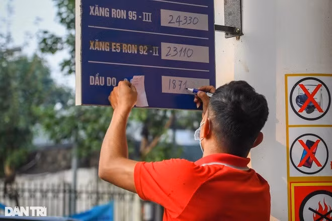 Giá xăng dầu lại đồng loạt tăng từ chiều 26/10 (Ảnh: Mạnh Quân).