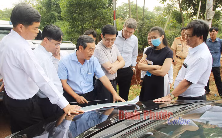 Đoàn chuyên gia của Ngân hàng Phát triển Châu Á khảo sát thực tế quy hoạch tuyến giao thông phía Đông Nam quốc lộ 14 tại khu vực ấp Thạch Màng, xã Tân Lợi, huyện Đồng Phú.