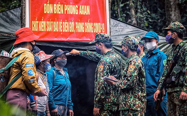 Bức ảnh trong bộ ảnh “Chốt kiểm soát bảo vệ biên giới phòng, chống Covid-19” của Huỳnh Văn Truyền.