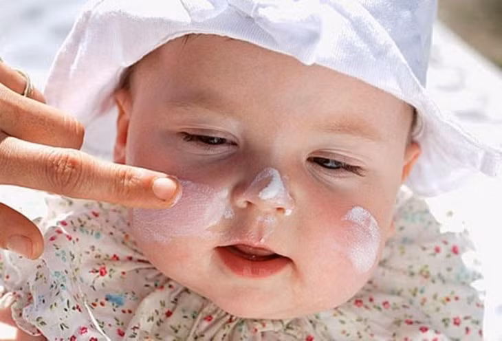 Nên chọn các sản phẩm kem bôi phù hợp với da của trẻ.