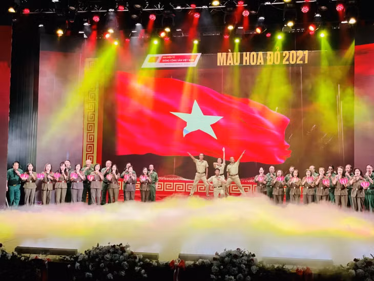 Ca khúc "Linh thiêng Việt Nam" dưới sự thể hiện của CLB Đồng đội Thủ đô cùng đoàn múa Ảnh: Phương Thanh