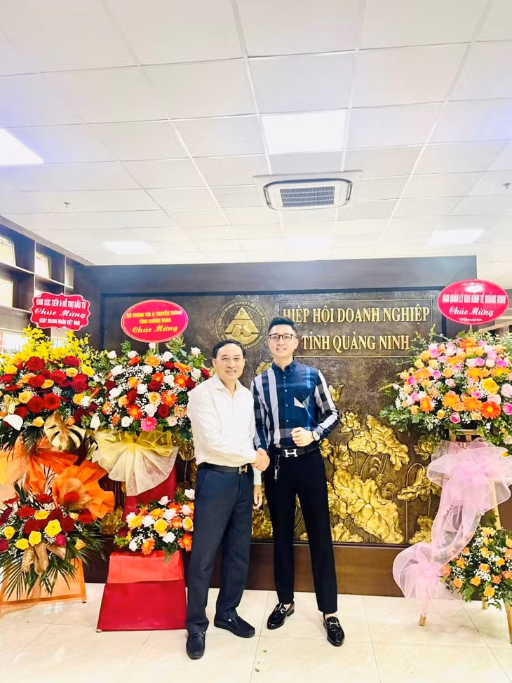 Giám đốc Phát triển dự án TAB Nguyễn Chí Minh (bên phải) tặng hoa chúc mừng Hiệp hội doanh nghiệp Quảng Ninh nhân ngày Doanh nhân Việt Nam 13/10.