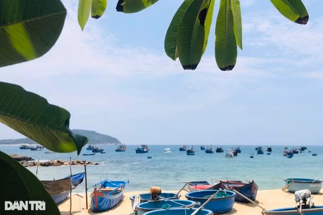 Cảnh sắc yên ả, thanh bình ở làng quê này vào giờ trưa.