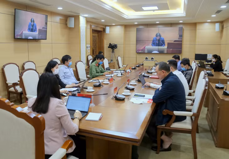 Điểm cầu tỉnh Quảng Ninh nghe các báo cáo về một số nội dung quan trọng trong phiên họp ngày 23/10.