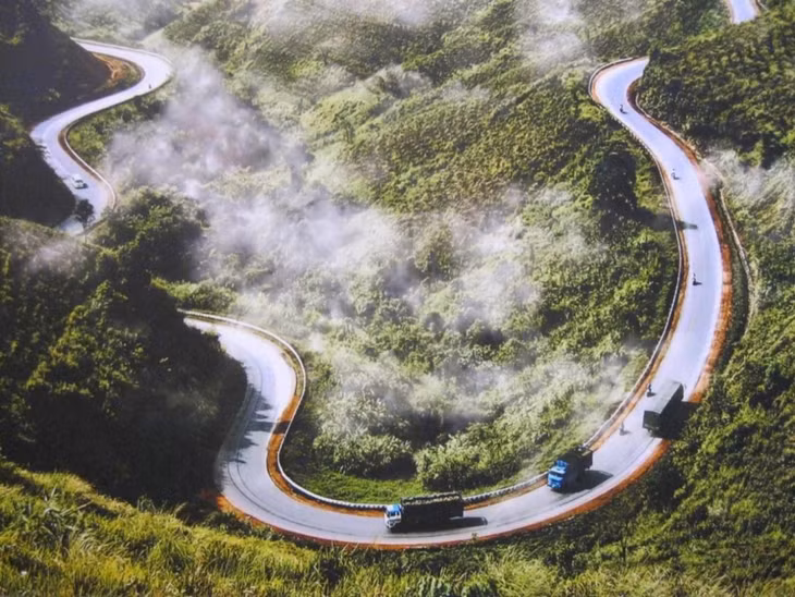 Đèo Phượng Hoàng như cánh chim giữa trời đưa người lữ hành ngắm cảnh trời mây xinh đẹp.