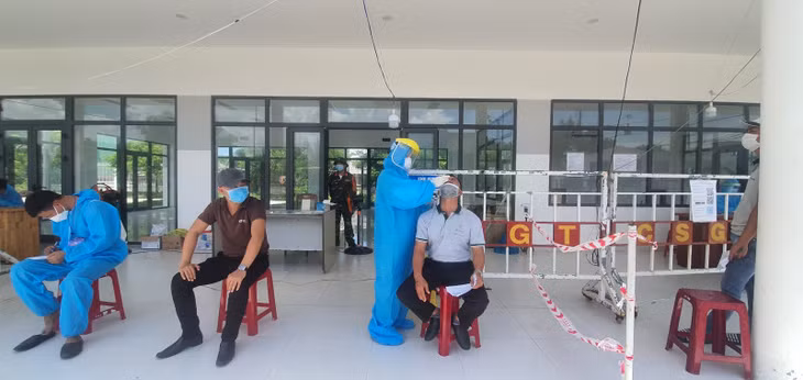 Tài xế xe tải, xe luồng xanh từ các tỉnh ngang qua cửa ô Đà Nẵng được test nhanh COVID-19 chỉ được lưu lại thành phố trong vòng 12 giờ đồng hồ.