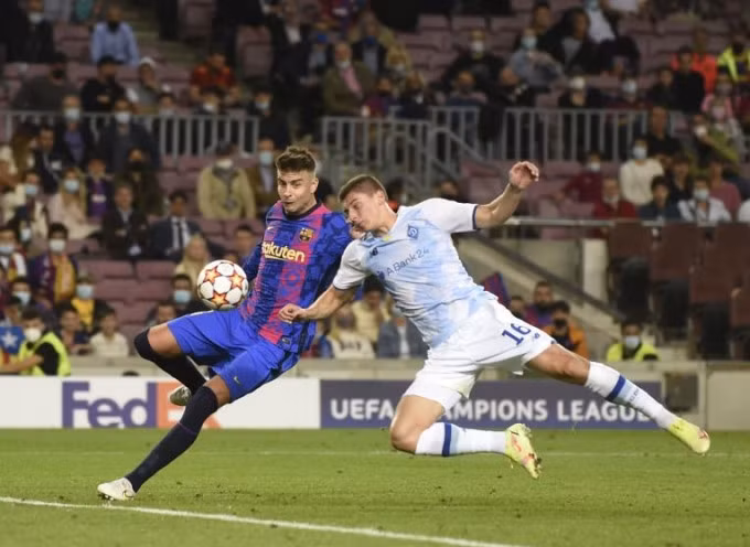 Pique trong tình huống lập công cho Barca ở phút 36. Ảnh: Mundo Deportivo