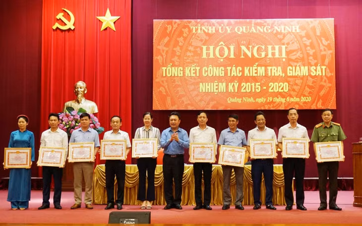 UBKT Tỉnh ủy tặng giấy khen cho các tập thể, cá nhân có thành tích xuất sắc trong công tác kiểm tra, giám sát, kỷ luật của Đảng, nhiệm kỳ 2015-2020. Ảnh: Nguyễn Thanh