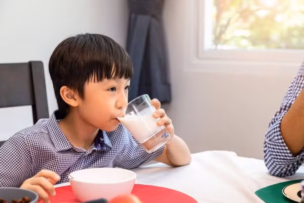 Uống sữa sau bữa chính 2 tiếng sẽ dễ hấp thụ hơn.
