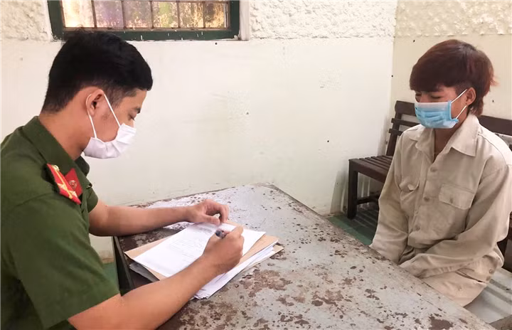 Tẩn Nảy Sinh tại cơ quan công an.