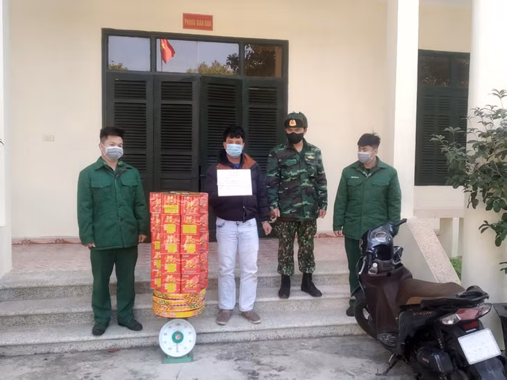 Đội Đặc nhiệm PCMT&amp;TP phối hợp với Đồn Biên phòng Hải Hòa bắt giữ đối tượng Trần Văn Hậu vận chuyển 51,5kg pháo nổ các loại.