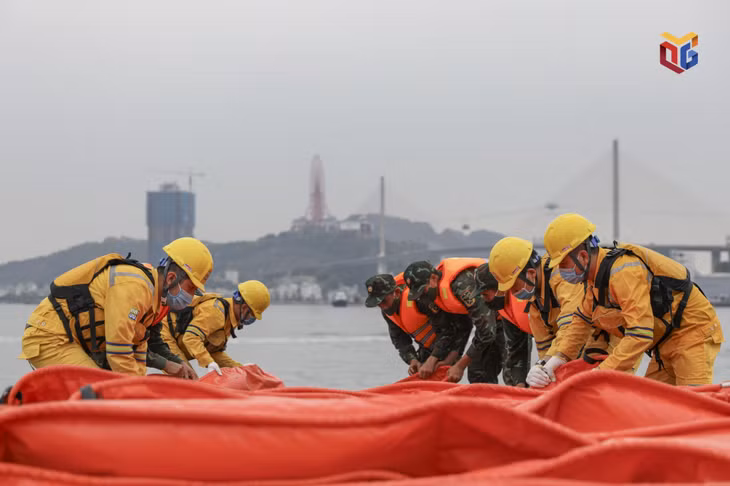 Các lực lượng nhanh chóng tiến hành rải phao, xử lý dầu loang...