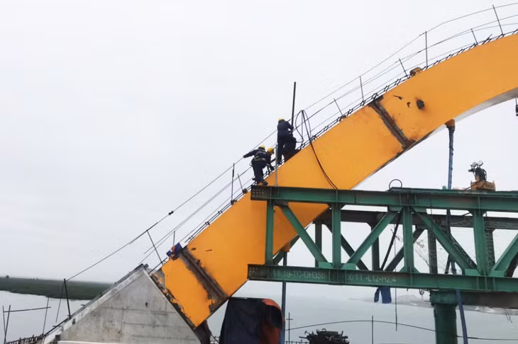 Nhà thầu đang tiến hành vòm thép ngoài cùng khẩu độ 40m.