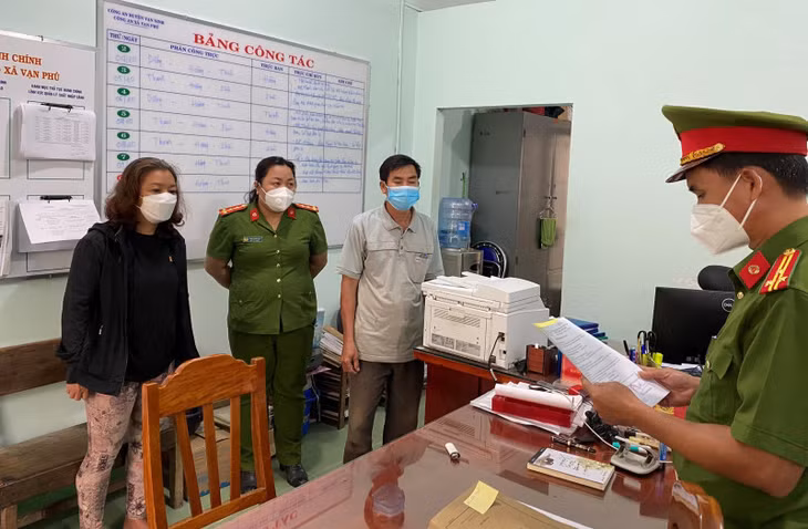 Cơ quan CSĐT Công an tỉnh Bình Phước thực hiện lệnh bắt tạm giam Nguyễn Thị Thu Thảo (áo khoác đen).