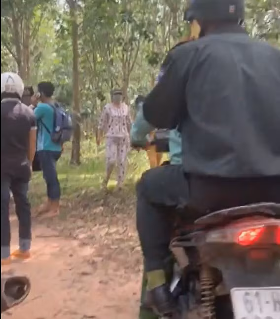 Lực lượng chức năng vào hiện trường vụ phát hiện thi thể cháu bé mất tích.