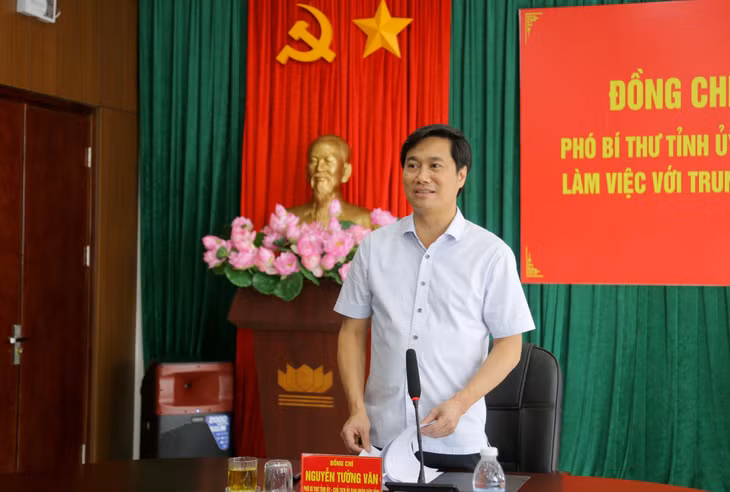 Đồng chí Nguyễn Tường Văn, Phó Bí thư Tỉnh ủy, Chủ tịch UBND tỉnh phát biểu kết luận buổi làm việc.