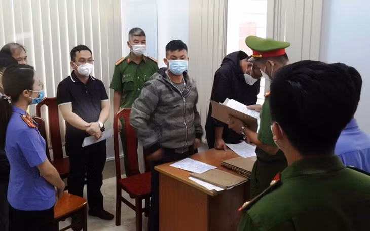 Cơ quan Cảnh sát điều tra Công an tỉnh Đắk Nông thực hiện lệnh bắt bị can đối với các đối tượng.
