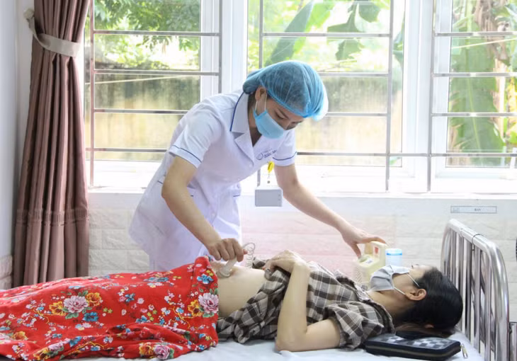 Y, bác sĩ Bệnh viện Sản - Nhi Quảng Ninh thực hiện thăm khám, sàng lọc, đo tim thai cho phụ nữ mang thai trước khi tiêm vắc-xin.