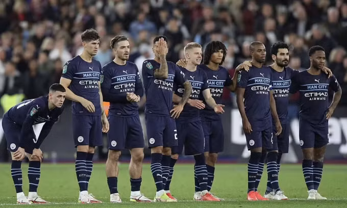 Cầu thủ Man City thẫn thờ khi bị loại khỏi Cup Liên đoàn. Ảnh: Reuters