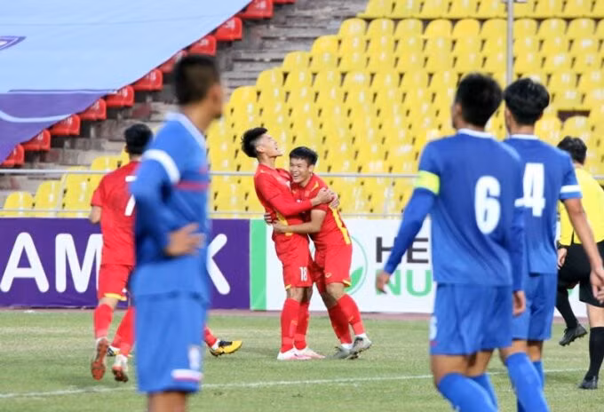 Lê Văn Xuân (phải) chia vui cùng các đồng đội sau khi ghi bàn thắng "quý như vàng". Ảnh: VFF