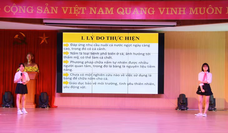 Hai em Nguyễn Thị Thanh Hoa và Vũ Thị Hải Ly trình bày phần thi tại cuộc thi Ý tưởng sáng tạo khởi nghiệp tỉnh Quảng Ninh lần thứ IV năm 2021 tổ chức tháng 10/2021.
