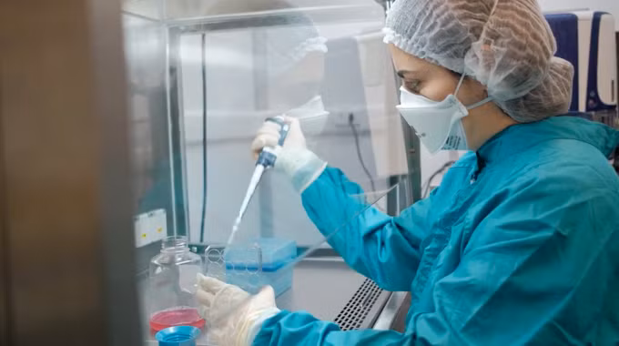 Nhà khoa học làm việc trong phòng thí nghiệm của Bio-Manguinhos tại Rio de Janeiro, Brazil. Ảnh: NY Times