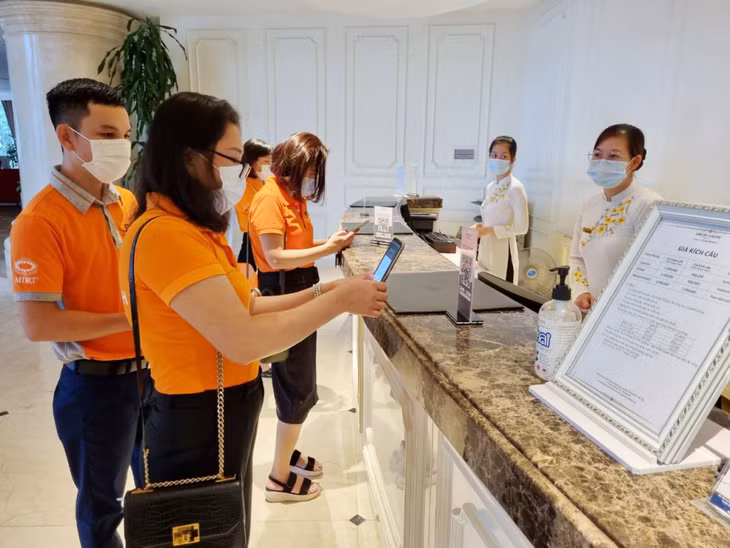 Khách du lịch thực hiện quét mã QR cá nhân tại Khách sạn Sài Gòn - Hạ Long.