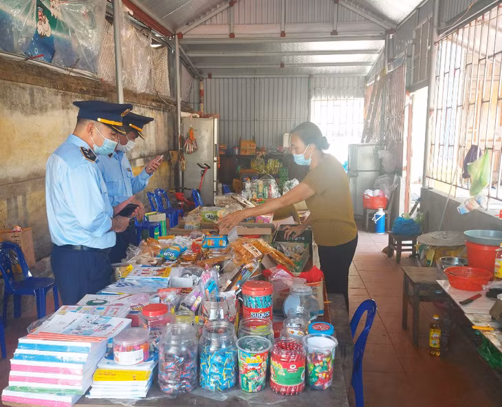 Đội QLTT số 8 tiến hành kiểm tra các điểm bán hàng kinh doanh tại khu vực cổng Trường THCS Tiên Lãng, thôn Đồng Mạ, xã Tiên Lãng, huyện Tiên Yên.