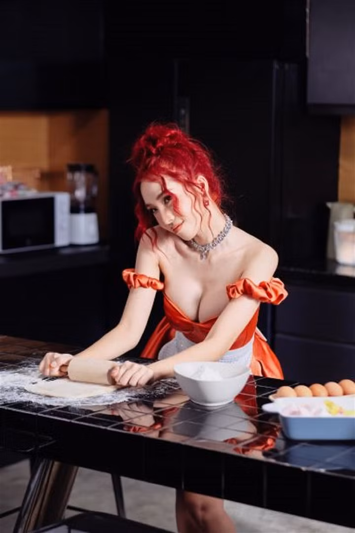 Hình ảnh của Emily trong MV "Hâm nóng".