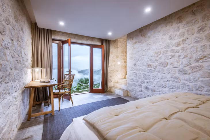Khu nghỉ dưỡng có 3 hạng phòng gồm: Premium Executive Bungalow, Suite Bungalow và Deluxe Suite Bungalow, đáp ứng nhu cầu ở đa dạng cho du khách.