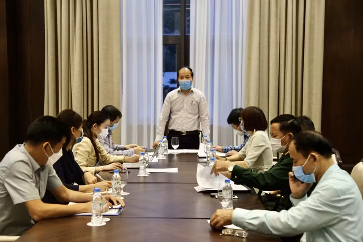 Đoàn thanh tra tiến hành công bố quyết định thanh tra việc chấp hành các quy định của pháp luật trong hoạt động phòng, chống dịch tại Khách sạn FLC Grand Hạ Long. Ảnh: Hồng Hạnh-CTV