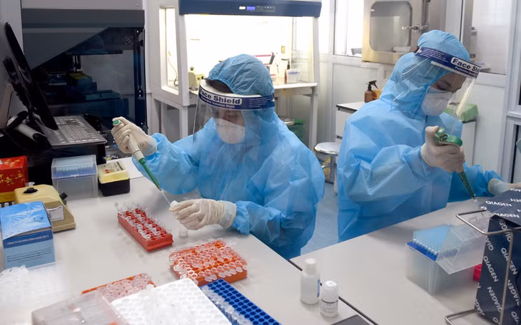 Thực hiện xét nghiệm COVID-19 bằng phương pháp RT-PCR