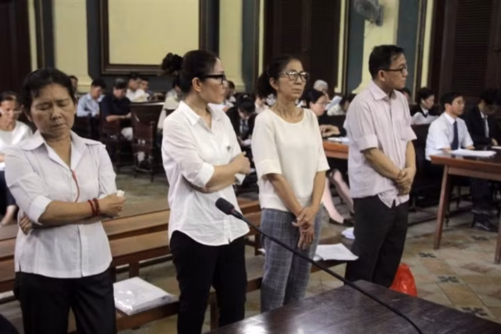 Các bị cáo tại phiên tòa sơ thẩm hồi tháng 4/2019. (Ảnh: Tân Châu)