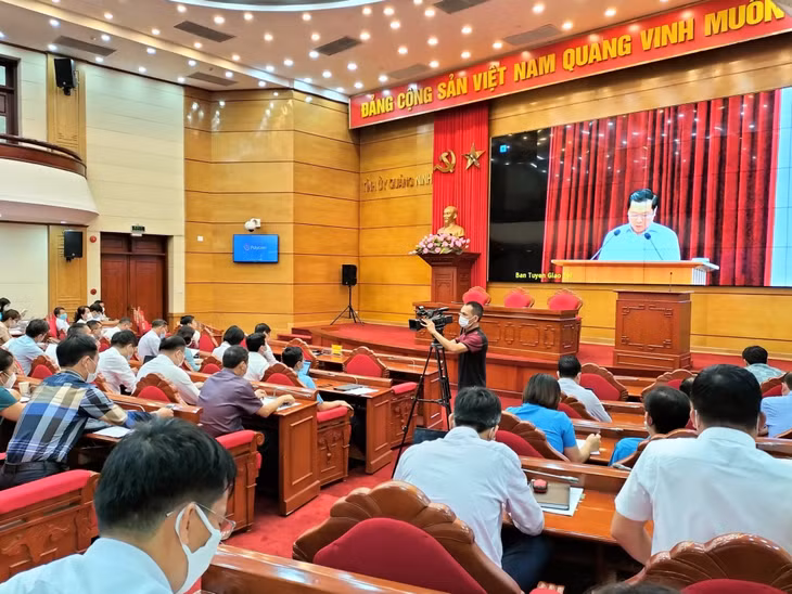Các đại biểu nghe thông tin kết quả Hội nghị Trung ương 4, khóa XIII.