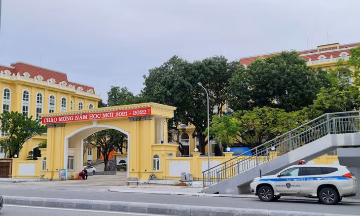 Trường THPT Hòn Gai cho toàn bộ học sinh chuyển sang hình thức học trực tuyến trong ngày 22/10 để đảm bảo an toàn phòng, chống dịch.