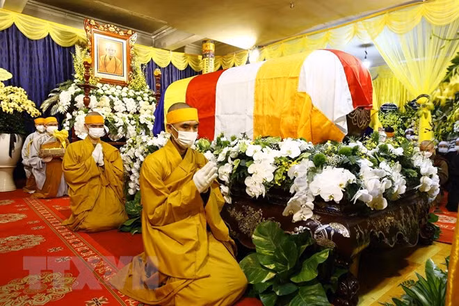Kim quan Đại lão Hòa thượng Thích Phổ Tuệ tại Tổ đình Viên Minh. Ảnh: TTXVN Kim quan Đại lão Hòa thượng Thích Phổ Tuệ tại Tổ đình Viên Minh. Ảnh: TTXVN