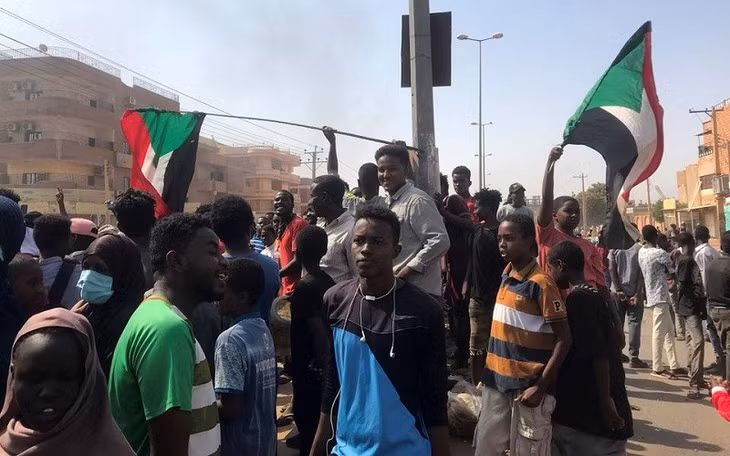 Những người biểu tình tụ tập phản đối diễn biến mà Bộ Thông tin Sudan mô tả là một cuộc đảo chính quân sự ở Khartoum, Sudan, ngày 25/10/2021. (Ảnh: Reuters)