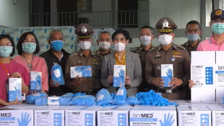 Cuộc đột kích vào một nhà kho tái chế găng tay y tế ở Bangkok, Thái Lan hồi tháng 12/2020. Ảnh: CNN