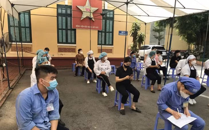 Đã có khoảng 4.000 mẫu xét nghiệm của cán bộ y, bác sĩ, người bệnh, người nhà bệnh nhân tại bệnh viện được cơ quan y tế lấy mẫu từ chiều 30/9 - 1/10/2021.