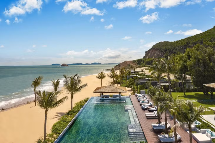 Anantara Quy Nhon (Bình Định) nằm trong khuôn viên rộng 3 ha, có ba mặt giáp núi và tầm nhìn ra vịnh Quy Nhơn, gồm 26 biệt thự hướng biển và nhìn ra phía vịnh riêng, với diện tích 160-180 m2. Một nửa số biệt thự nằm trên sườn đồi và được bao phủ bởi những tán cây xanh, còn lại cách bờ biển vài bước chân.