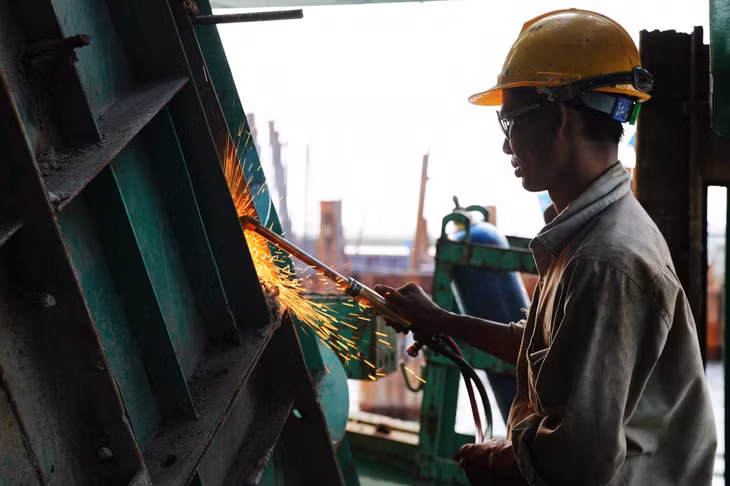 300 cán bộ, công nhân cùng nhiều thiết bị máy móc thi công trên công trường (10-2021). Ảnh: Đỗ Phương