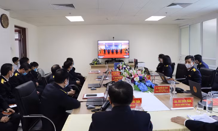 Điểm cầu Cục Thuế tỉnh Quảng Ninh theo dõi trực tuyến lễ cắt băng khánh thành hệ thống Trung tâm Điều hành triển khai hóa đơn điện tử (HĐĐT) tại Tổng cục Thuế.
