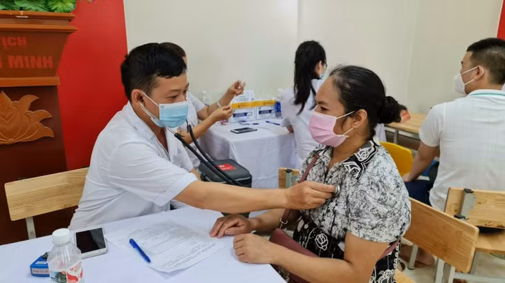 Người dân xã Hải Xuân, TP Móng Cái được tiêm vắc xin phòng Covid-19.