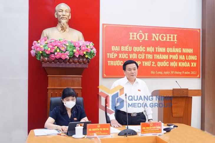 Đồng chí Nguyễn Xuân Thắng, Ủy viên Bộ Chính trị, Chủ tịch Hội đồng lý luận Trung ương, Giám đốc Học viện Chính trị quốc gia Hồ Chí Minh phát biểu tại buổi tiếp xúc. Ảnh: Nguyễn Thanh