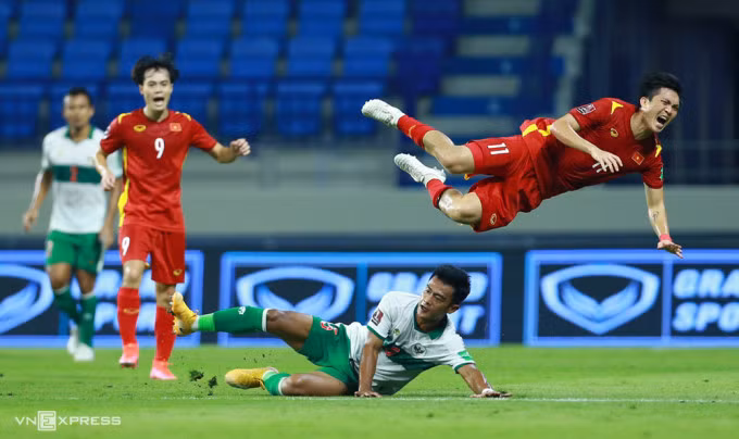 Nguyễn Tuấn Anh (số 11) từng chấn thương trong trận đấu với Indonesia ở vòng loại thứ hai hồi tháng 6. Ảnh: Lâm Thoả